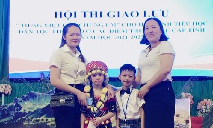 Cô Lâm Thị Thu (bên phải ngoài cùng), giáo viên Trường Phổ thông dân tộc Bán trú Tiểu học Thiện Hòa cùng học trò của mình. Ảnh NVCC.