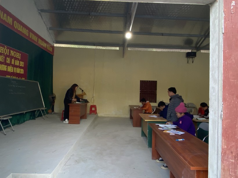 Quang cảnh lớp học xoá mù chữ ở xã An Sơn, huyện Văn Quan, tỉnh Lạng Sơn. Ảnh Ngô Chuyên.