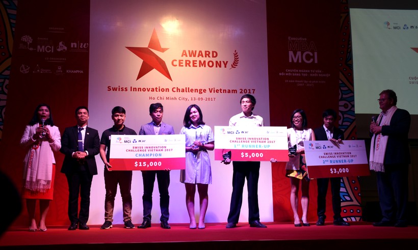 Ban tổ chức trao giải cho 3 nhóm dự án đạt giải cao nhất cuộc thi