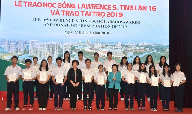 Nguyên Phó Chủ tịch nước Trương Mỹ Hoa và bà Ba Dah Wen, Thường trực Hội đồng thành viên Công ty Phú Mỹ Hưng, trao học bổng cho học sinh Trường THPT Năng khiếu, TPHCM
