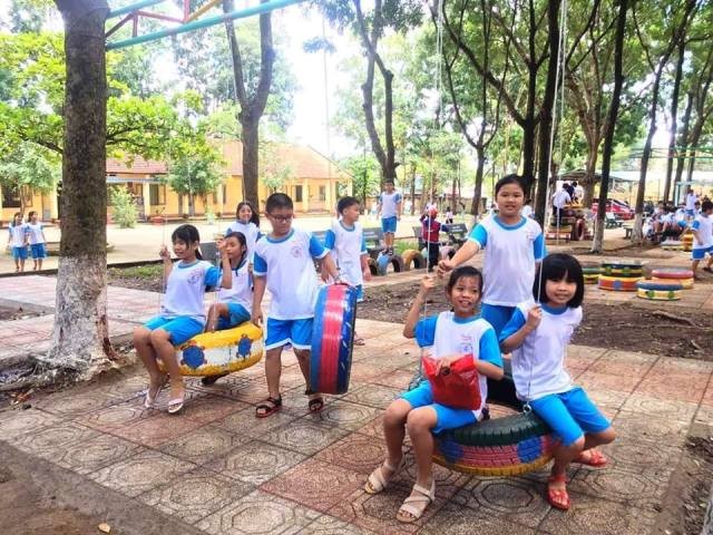 Sân chơi bằng vật dụng tái chế của Trường Tiểu học Tân Phú (TX Đồng Xoài, Bình Phước) luôn thu hút các em học sinh sau mỗi giờ ra chơi