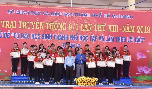 Ông Lê Hồng Sơn (Giám đốc Sở GD&ĐT TPHCM) và ông Nguyễn Thanh Sang (Phó chủ tịch UBND Q.8) tuyên dương các HS tiêu biểu của TP tại cụm 2