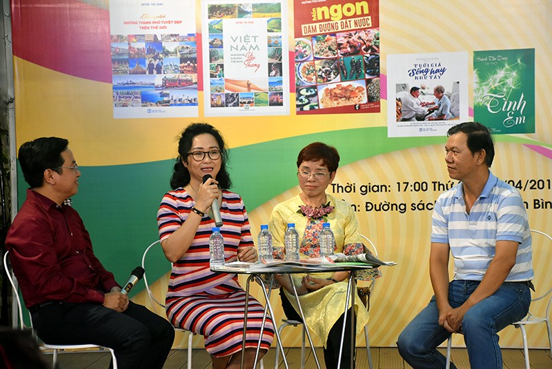 Từ trái qua: Nhà báo Trọng Phước, tác giả Huỳnh Thu Dung, GS Phan Thu Hiền, nhà báo Trường Uy tại buổi giao lưu chiều 5/4. Ảnh: H.Chương.