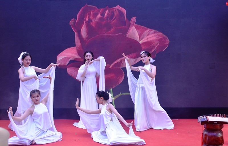 Ca sĩ Lady Phương Thùy trình bày ca khúc “Ngọc ngà phương Đông” tại lễ ra mắt MV.