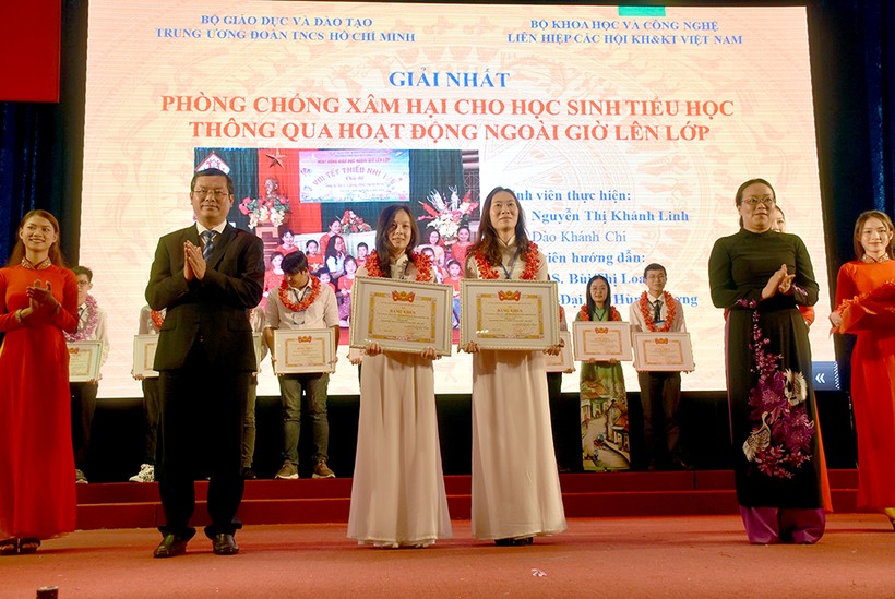 Thứ trưởng Bộ GD&ĐT Nguyễn Văn Phúc và TS Nguyễn Thị Minh Hồng (Chủ tịch Hội đồng Trường ĐHSP TPHCM) trao giải Nhất cho nhóm SV đến từ Trường ĐH Hùng Vương.