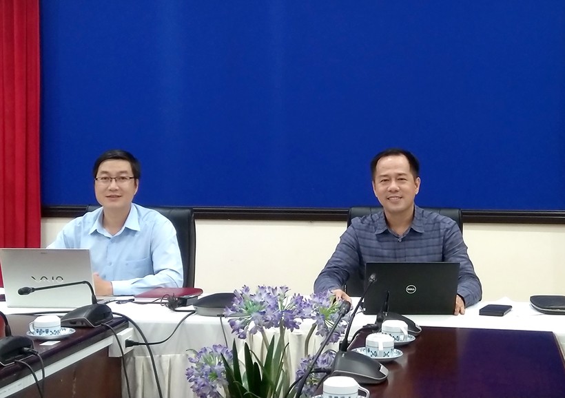 GS.TS Huỳnh Văn Sơn (phải) và ThS Nguyễn Ngọc Trung chủ trì cuộc họp.