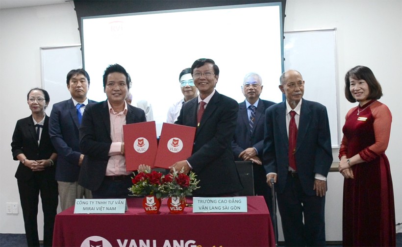 Đại diện Trường CĐ Văn Lang Sài Gòn thực hiện ký kết hợp tác với đại diện Công ty TNHH Tư vấn Mirai Việt Nam.