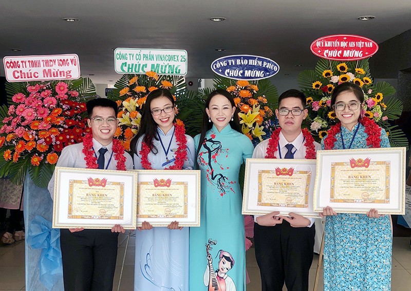 TS Nguyễn Thị Quốc Minh (giữa)  cùng các SV Trường ĐH Khoa học Xã hội và Nhân văn - ĐHQG TPHCM tham gia vòng chung kết NCKH của SV 2020.