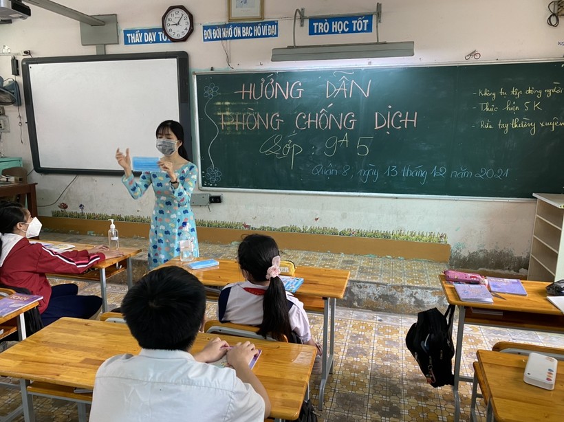 Giáo viên Trường THCS Chánh Hưng (Q.8, TPHCM) hướng dẫn HS về an toàn phòng chống dịch, sáng 13/12.