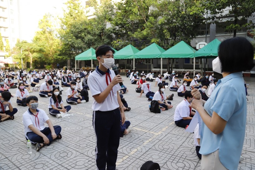 Học sinh Trường THCS Lý Thánh Tông (Quận 8, TPHCM) đến trường ngày 13/12.