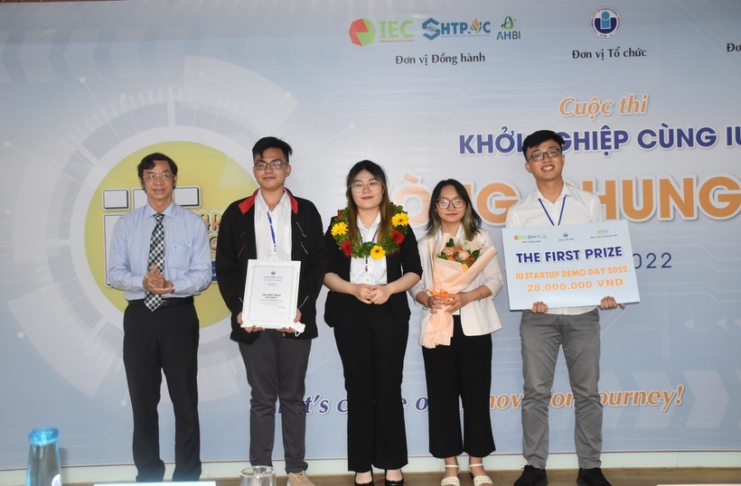 TS Hồ Nhựt Quang - Chủ tịch Hội đồng trường IU, trao giải Nhất cho Dự án 3B (Bicycle Between Bus).