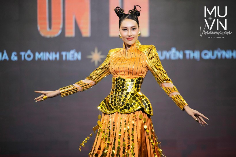 Thiết kế ỦN ỈN được trình diễn bởi Nguyễn Thị Quỳnh Anh tại Đêm trình diễn thiết kế trang phục dân tộc- Miss Universe 2022.