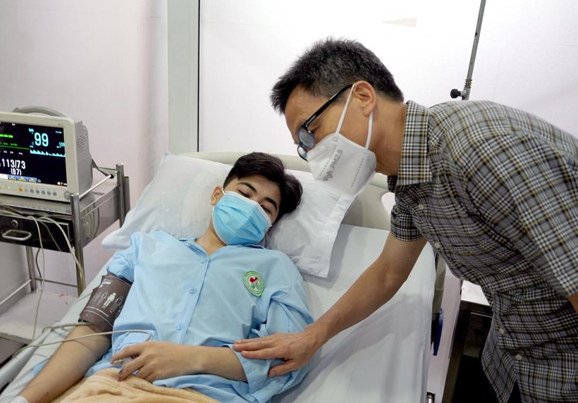 Phó Thủ tướng Vũ Đức Đam thăm hỏi các nạn nhân đang điều trị vết thương tại Bệnh viện Đa khoa An Phú.