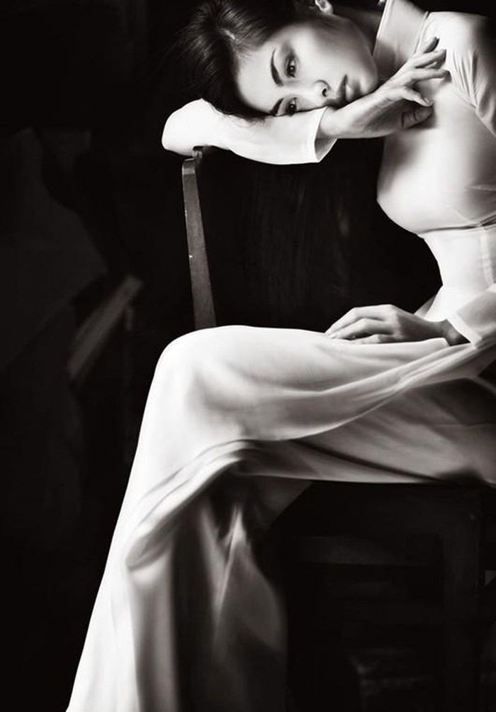 Bộ ảnh Tăng Thanh Hà diện áo dài trắng tinh khôi 8 năm trước "gây sốt"