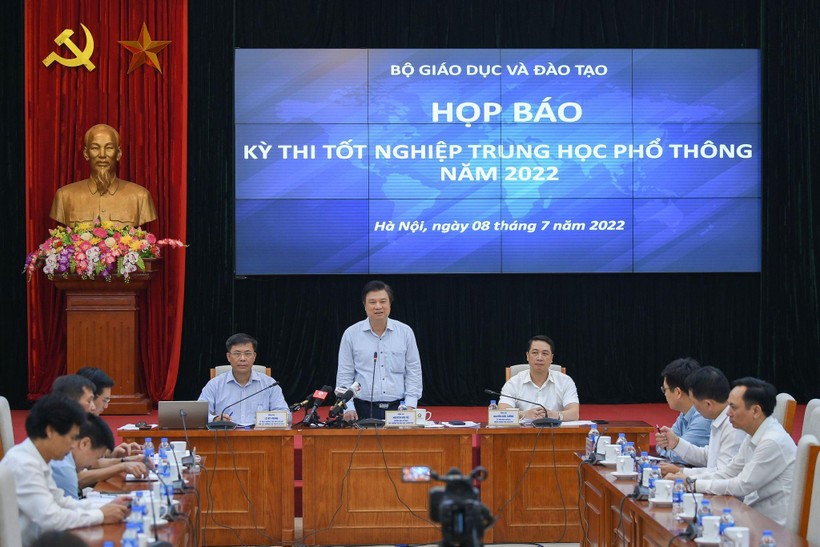 Thứ trưởng Nguyễn Hữu Độ, Trưởng Ban chỉ đạo cấp quốc gia Kỳ thi tốt nghiệp THPT năm 2022, chủ trì họp báo