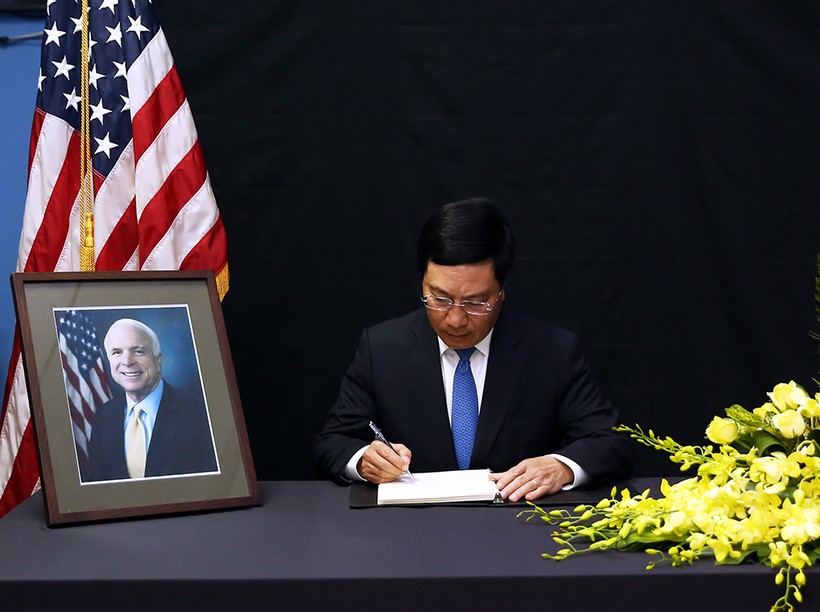 Bộ trưởng Ngoại giao Phạm Bình Minh ký Sổ tang tưởng niệm Thượng nghị sĩ John McCain ở Đại sứ quán Hoa Kỳ tại Hà Nội