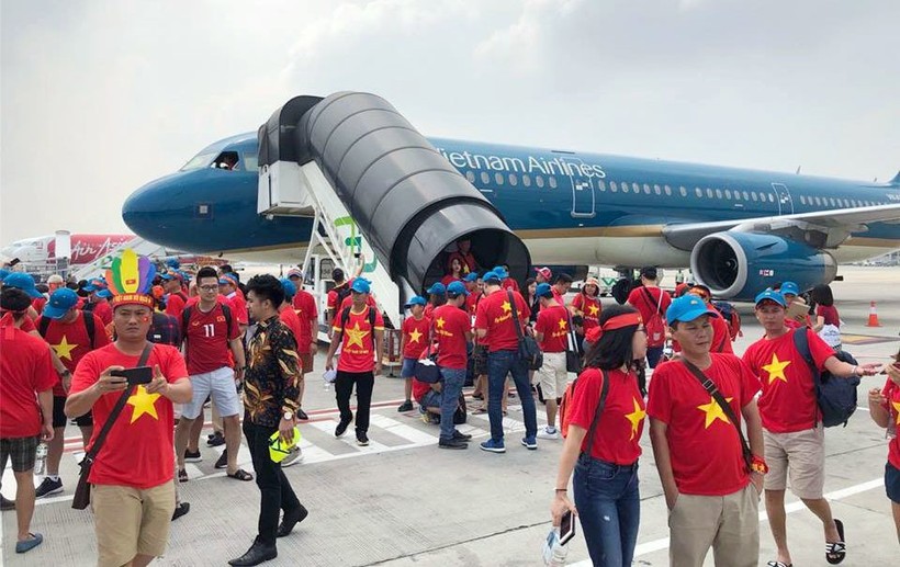 Các cổ động viên Việt Nam sang Philippines cổ vũ trận bán kết lượt đi. Ảnh: theo VietNamNet