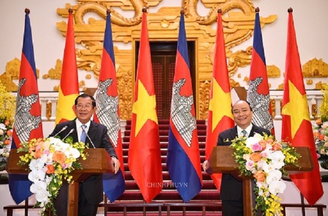 Thủ tướng Nguyễn Xuân Phúc và Thủ tướng Campuchia Hun Sen họp báo chung sau khi kết thúc hội đàm - Ảnh: VGP