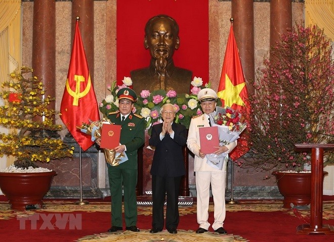 Tổng Bí thư, Chủ tịch nước Nguyễn Phú Trọng trao quyết định phong quân hàm Đại tướng và tặng hoa chúc mừng các đồng chí Tô Lâm, Lương Cường. Ảnh TTXVN