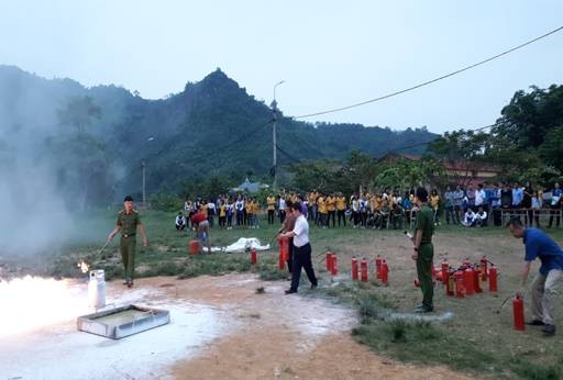 Các thầy cô giáo và học sinh thực hành kỹ năng dùng bình xịt chống cháy