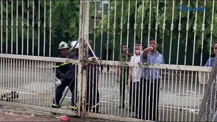 Lực lượng Công an quận Bắc Từ Liêm cắt phá cổng tòa nhà TH1 để vào giải cứu con tin theo đơn tố cáo của ông Lê Văn Vàng và tin nhắn của bà Nguyễn Hồng Linh. 
