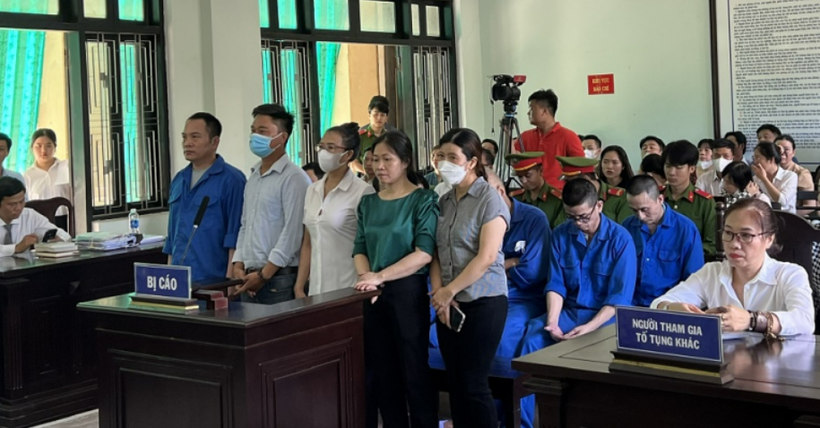 Bị cáo Huỳnh Trọng Khoa (ngoài cùng, bên trái) và đồng phạm tại phiên tòa phúc thẩm. (Ảnh: H.L)