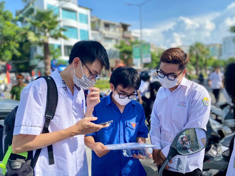 Các thí sinh tham dự kỳ thi tốt nghiệp THPT năm 2022 tại tỉnh Thừa Thiên - Huế. (Ảnh: Hoàng Hải).