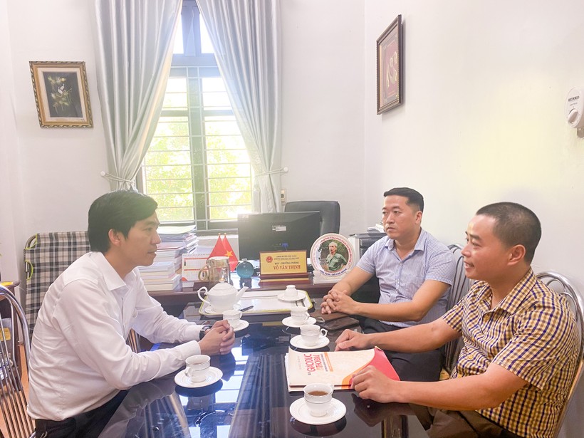 Đại diện Văn phòng Báo GD&TĐ khu vực Bắc Trung Bộ làm việc với Phòng GD&ĐT huyện Phú Vang, tỉnh Thừa Thiên - Huế. (Ảnh: Hoàng Hải).