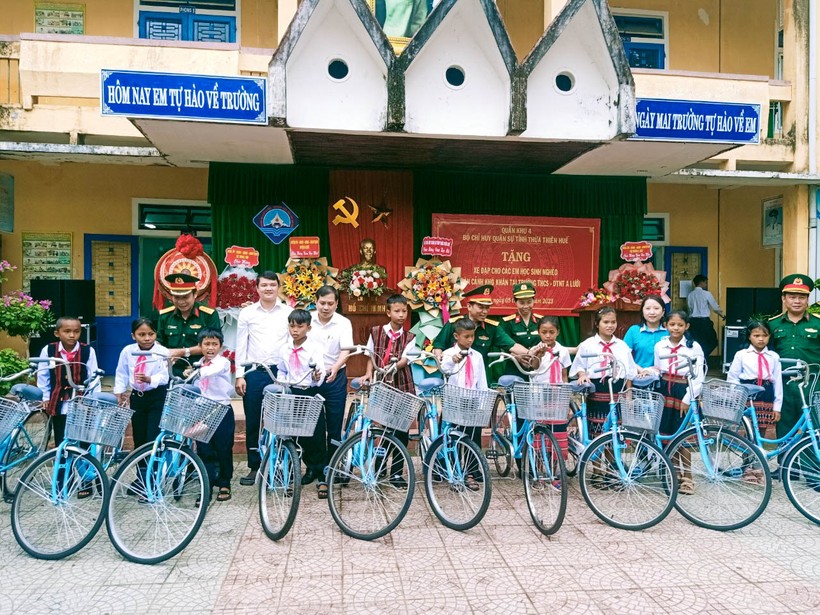 Trao tặng xe đạp cho học sinh vùng khó Thừa Thiên – Huế trong dịp lễ khai giảng ảnh 1