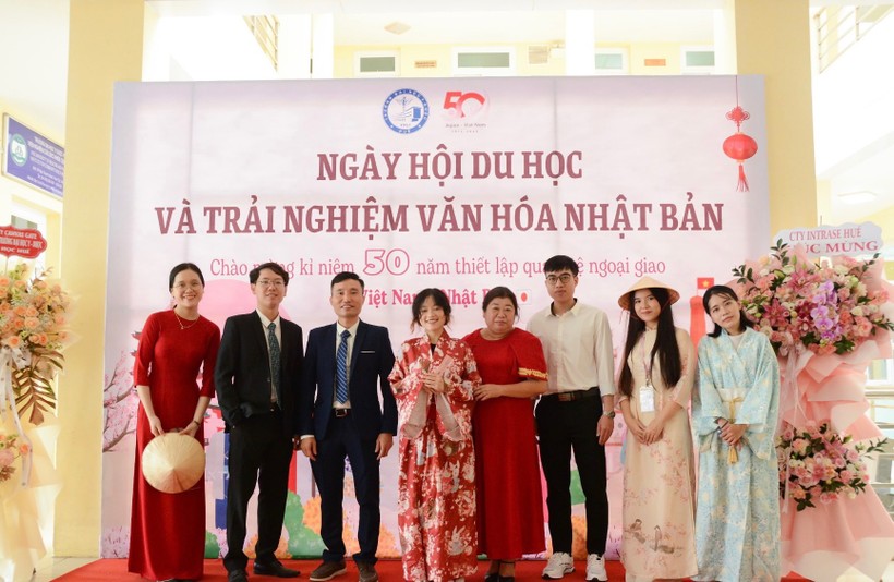 Ngày hội được tổ chức dịp kỷ niệm 50 năm thiết lập quan hệ ngoại giao Việt Nam - Nhật Bản. ảnh 2