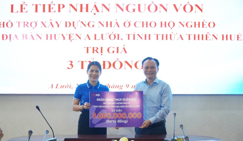 Bà Nguyễn Thị Thùy Vân - Giám đốc MB chi nhánh Thừa Thiên - Huế trao bảng tượng trưng hỗ trợ 3 tỉ đồng xây nhà ở cho hộ nghèo cho đại diện UBND huyện A Lưới. ảnh 1