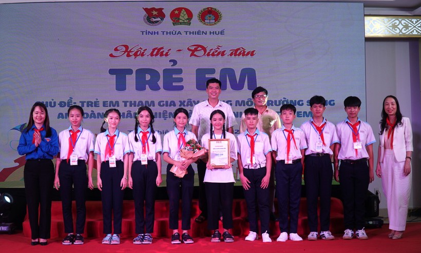 Ban tổ chức trao giải Nhất của cuộc thi cho các em học sinh đến từ huyện Quảng Điền. ảnh 3
