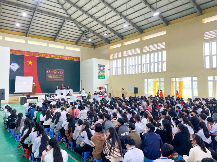 Phiên tòa giả định thu hút đông đảo học sinh của Trường THPT Trần Văn Kỷ tham gia.
