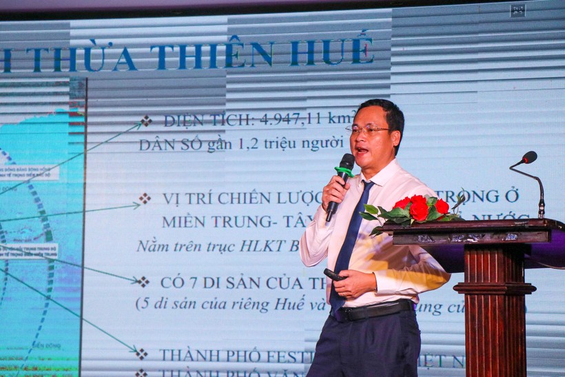 Ông Phan Quốc Sơn, Phó Giám đốc Sở Kế hoạch và Đầu tư tỉnh Thừa Thiên - Huế trình bày tại diễn đàn.