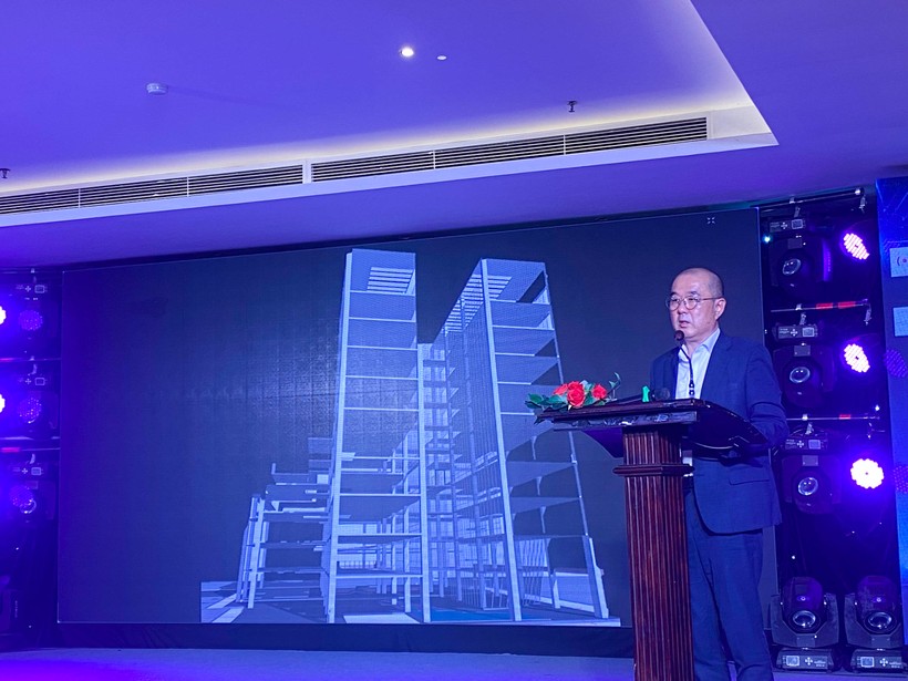 Ông Sang Hoon Lee - Tổng Giám đốc Công ty Zipin Hàn Quốc trình bày tại diễn đàn với chủ đề 