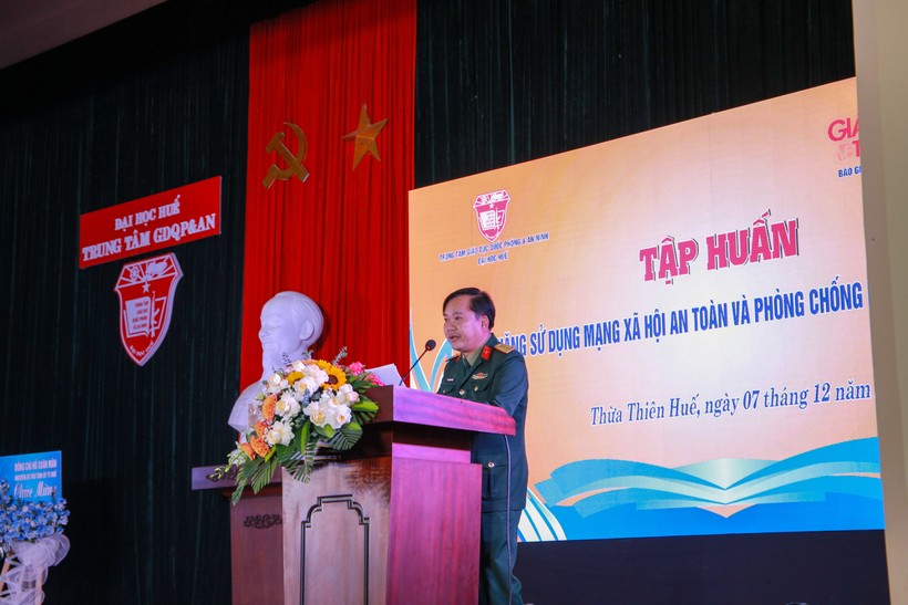 Thượng tá Nguyễn Xuân Thiện - Phó Giám đốc Trung tâm Giáo dục Quốc phòng và An ninh - ĐH Huế phát biểu tại chương trình.