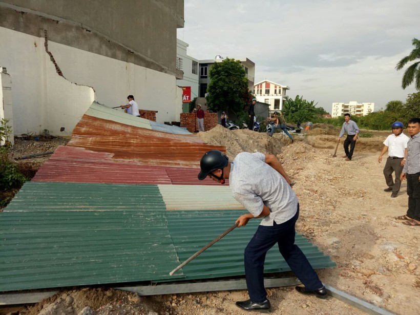Lực lượng chức năng phường Đằng Hải tháo dỡ mái tôn dựng trái phép của một số đối tượng hòng chiếm đất