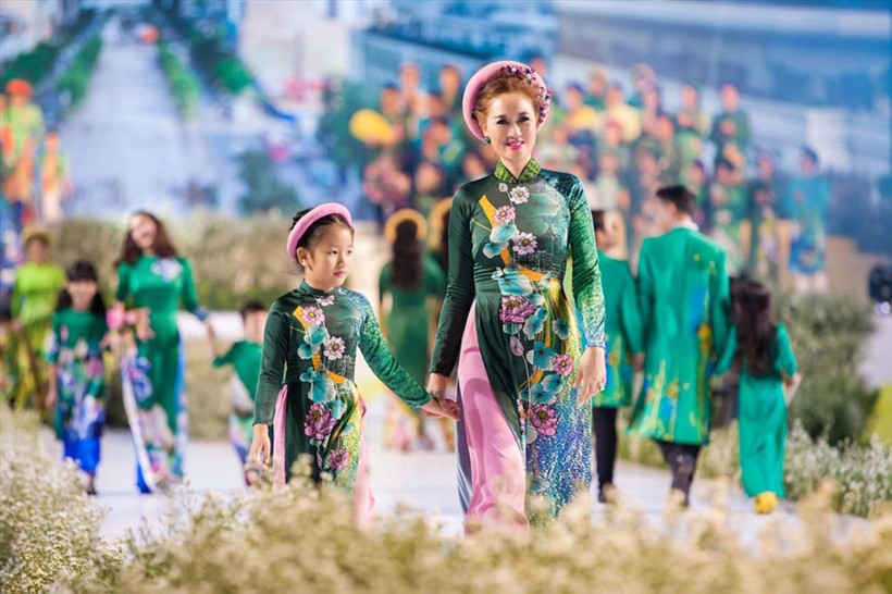 Lễ hội Áo dài được tổ chức ở TP Hồ Chí Minh đem đến nhiều ấn tượng cho bạn bè quốc tế.