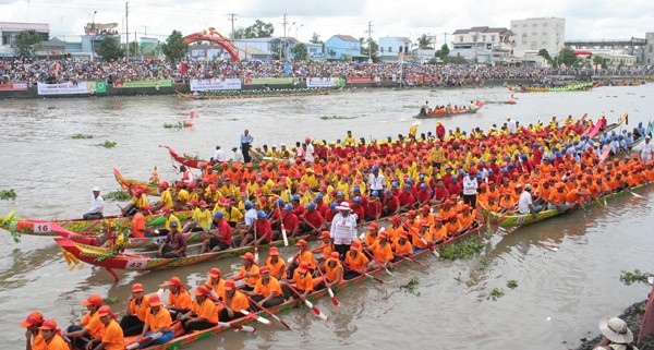 Hằng năm lễ hội đua nghe Ngo tại tỉnh Sóc Trăng thu hút đông đảo các đội tham gia. Ảnh: T.G