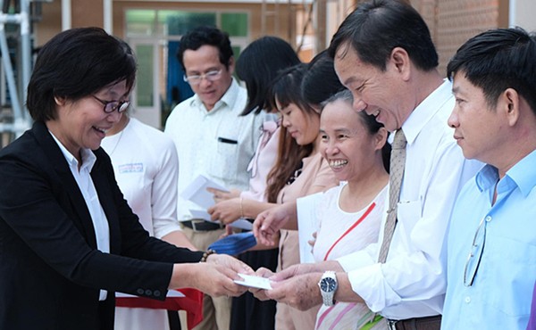 TS.BS Dư Thị Ngọc Thu - Trưởng Đơn vị điều phối ghép các bộ phận cơ thể người, Bệnh viện Chợ Rẫy trao thẻ hiến tặng mô tạng cho giáo viên