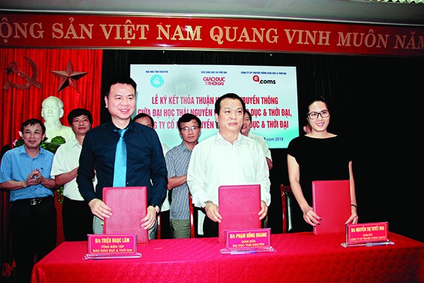 GS.TS Phạm Hồng Quang (giữa) cùng Tổng Biên tập Triệu Ngọc Lâm tại Lễ ký kết thỏa thuận hợp tác truyền thông giữa Đại học Thái Nguyên và Báo Giáo dục và Thời đại 