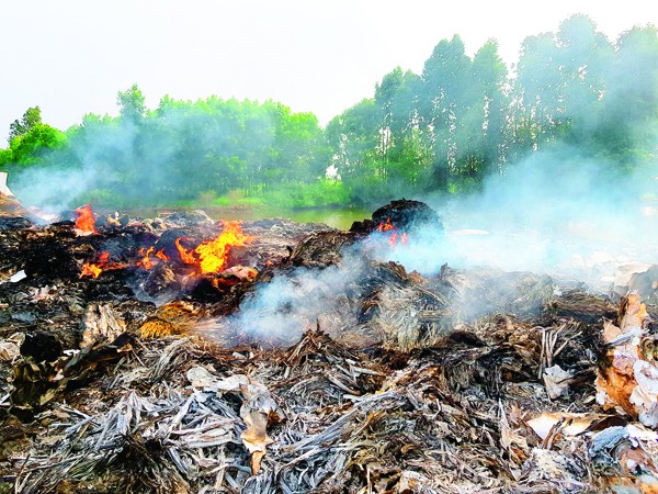 Cảnh đốt rác tại bãi rác thôn Quan Độ.