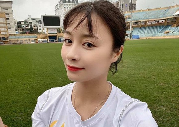"Hot girl sân cỏ" Hoàng Thị Loan lọt top 10 mỹ nhân thể thao châu Á