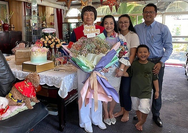 NSND Minh Vương đón tuổi 70 cùng vợ con. Ảnh: Thanh Hiệp