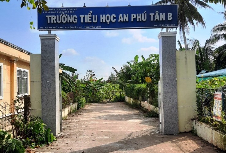 HS Trường Tiểu học An Phú Tân B không thể vào học vì bị rào chắn.