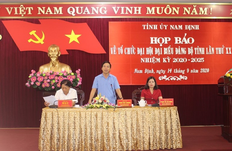 Bà Phạm Thị Thu Hằng (bên phải), Ủy viên Ban Thường vụ, Trưởng ban Tuyên giáo Tỉnh ủy cung cấp thông tin về Đại hội.