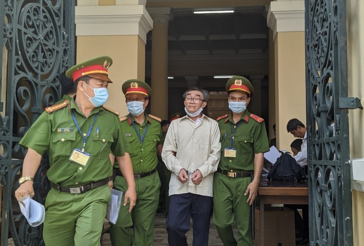 Bị cáo Nguyễn Khanh được áp giải rời tòa.	 Ảnh: NY.