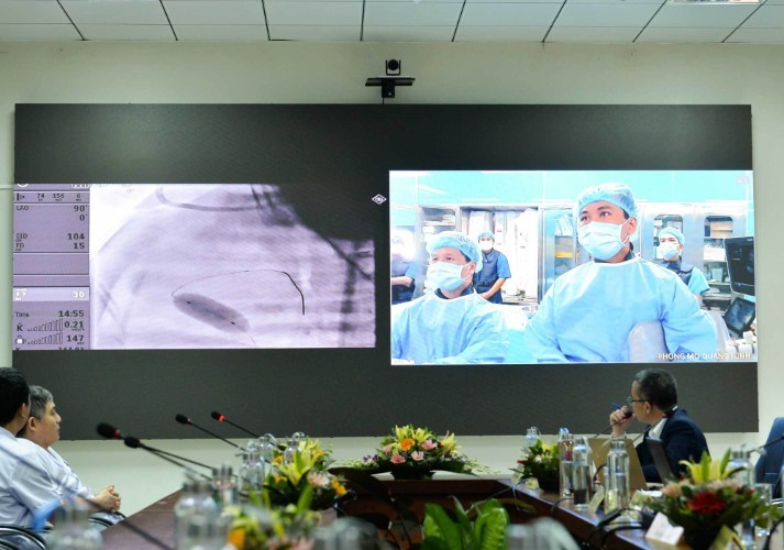 Các chuyên gia điều hành phẫu thuật từ xa thông qua đường truyền trực tuyến.