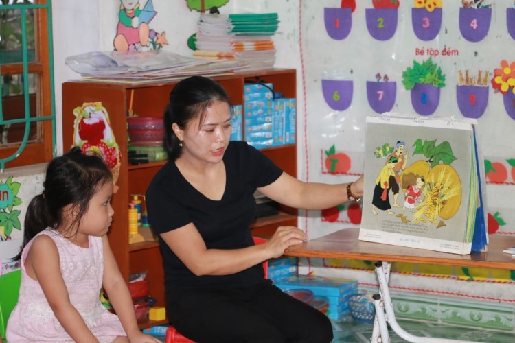 Cô Hoàng Thị Ngân – Trường Mầm non Thanh Ngọc đã trải qua 20 năm giáo viên hợp đồng. Ảnh: Hồ Lài