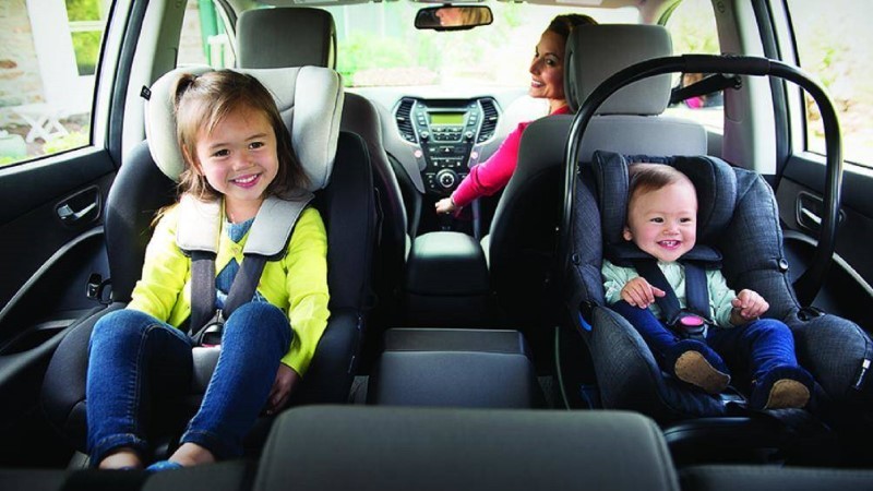 Thắt dây an toàn và dùng ghế chuyên dụng cho trẻ trên xe ô tô là cần thiết.